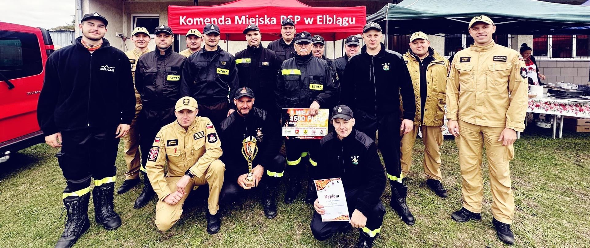 Na zdjęciu na terenie stadionu miejskiego znajdują się druhowie OSP Jegłownik, którzy zajęli II miejsce w Powiatowych Zawodach Sportowo - Pożarniczych Ochotniczych Straży Pożarnych. Druhowie trzymają pamiątkowy puchar, dyplom oraz symboliczny czek jako nagroda finansowa za zajęcie II miejsca w zawodach. Na zdjęciu znajdują się także funkcjonariusze KM PSP w Elblągu którzy stanowili komisje sędziowską zawodów. 