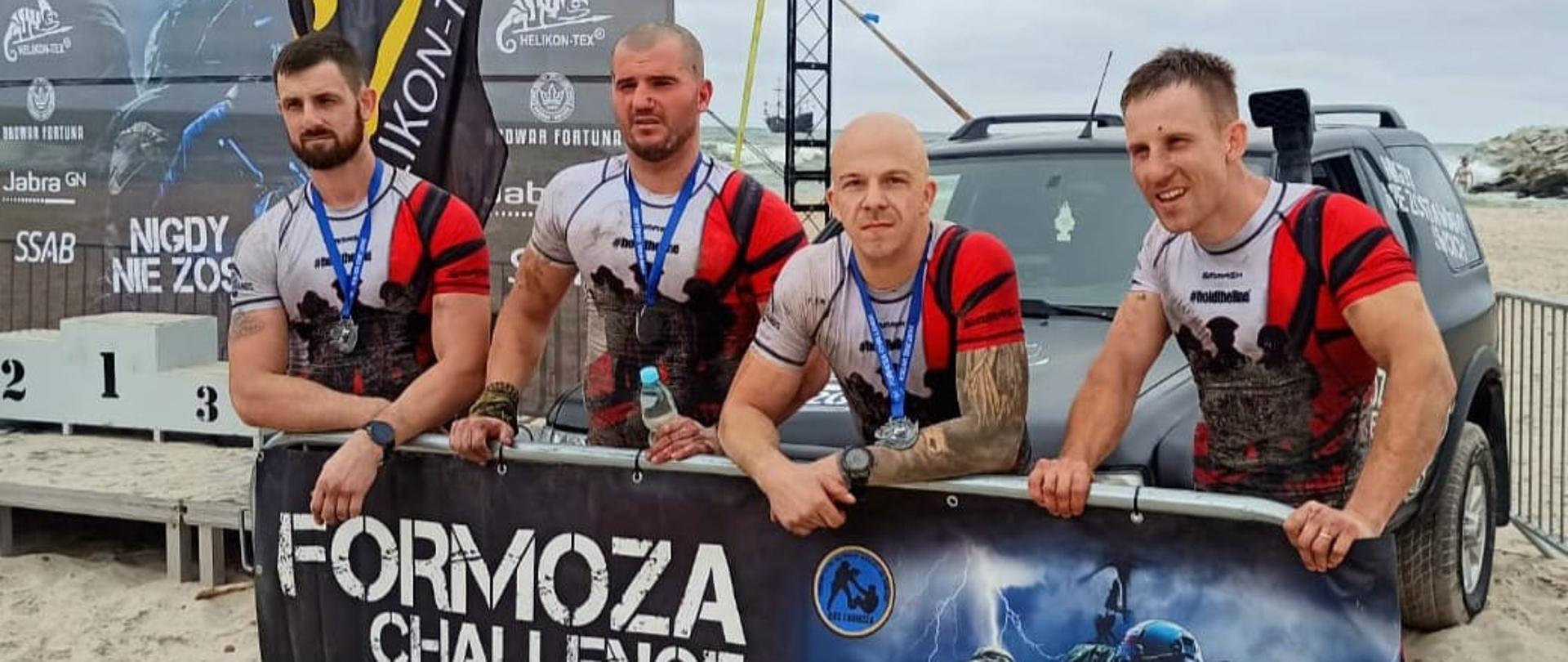 Zdjęcie przedstawia uczestników zmagań sportowych.