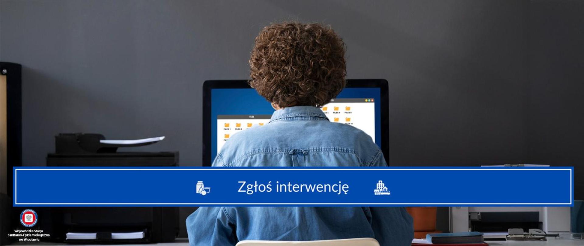 Osoba w niebieskiej koszuli siedzi tyłem przed ekranem komputera