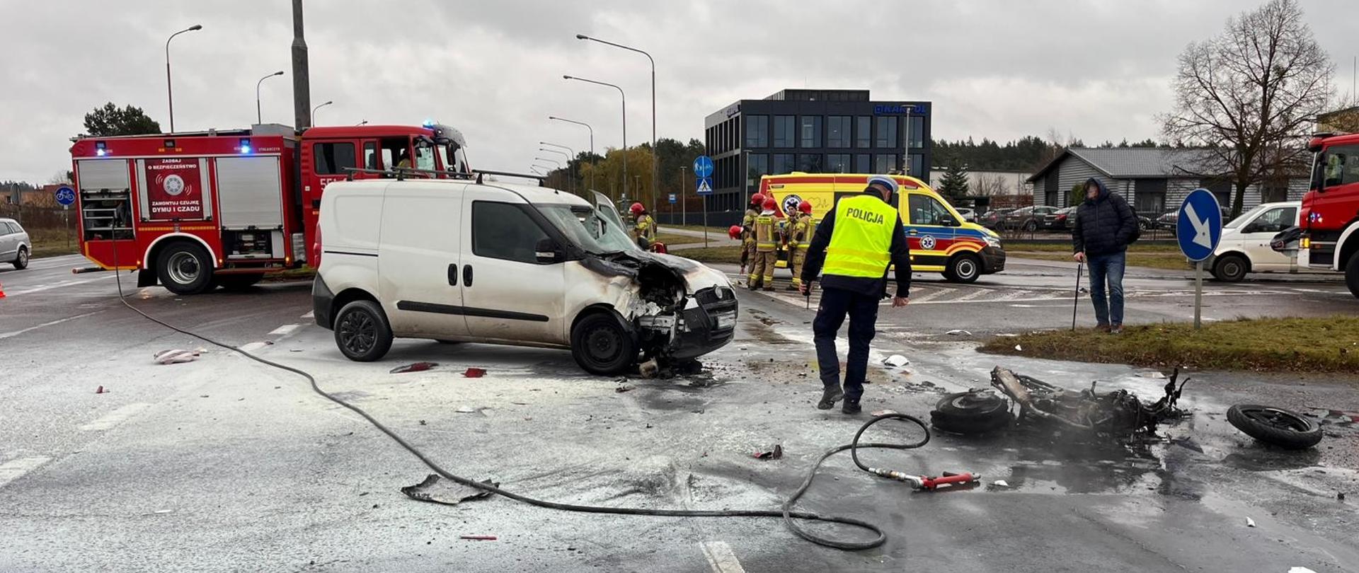 Na zdjęciu widnieją strażacy w trakcie akcji związanej z wypadkiem drogowym. 