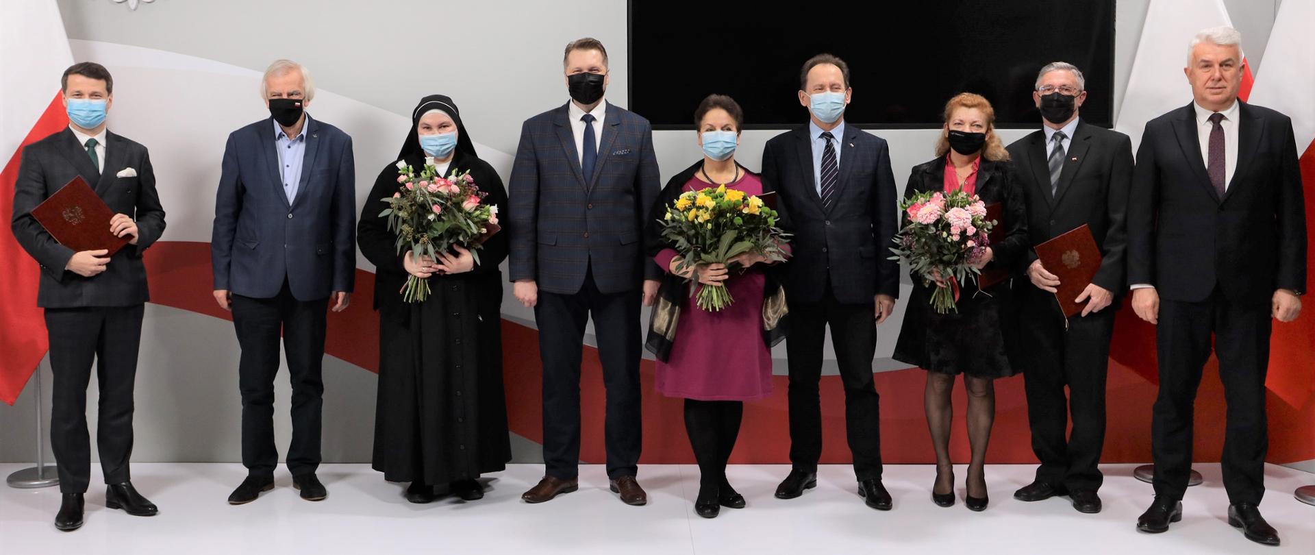 Wręczenie nagród za wybitne osiągnięcia w pracy dydaktycznej i wychowawczej, minister Przemysław Czarnek oraz wiceminister Włodzimierz Bernacki z nagrodzonymi osobami.