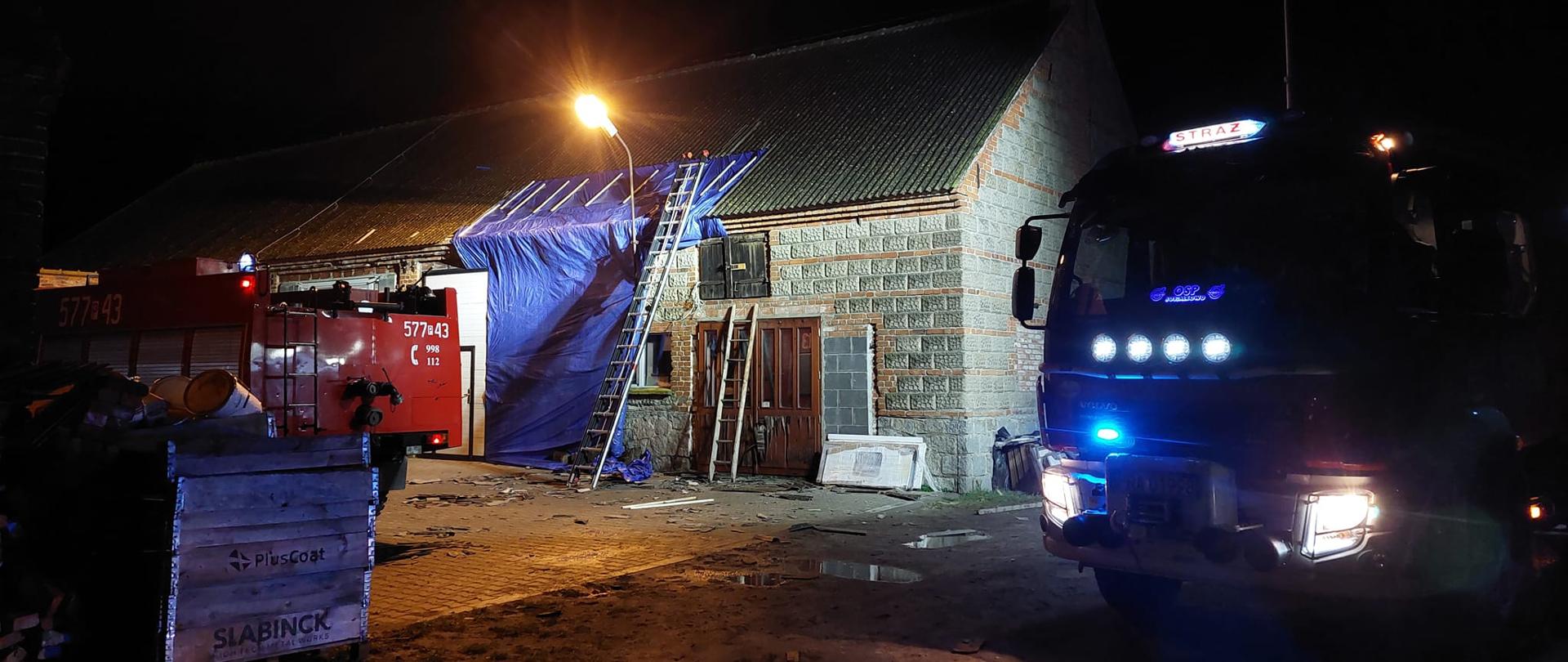 Skutki silnego wiatru. Konary gm. Miejska Górka - wiatr uszkodził pokrycie dachowe budynku mieszkalnego i gospodarczego. Na posesji stoją dwa samochody ratowniczo-gaśnicze. Dach został zabezpieczony przy pomocy folii i drewnianych łat. Przy budynku znajduje się drabina pożarnicza. 