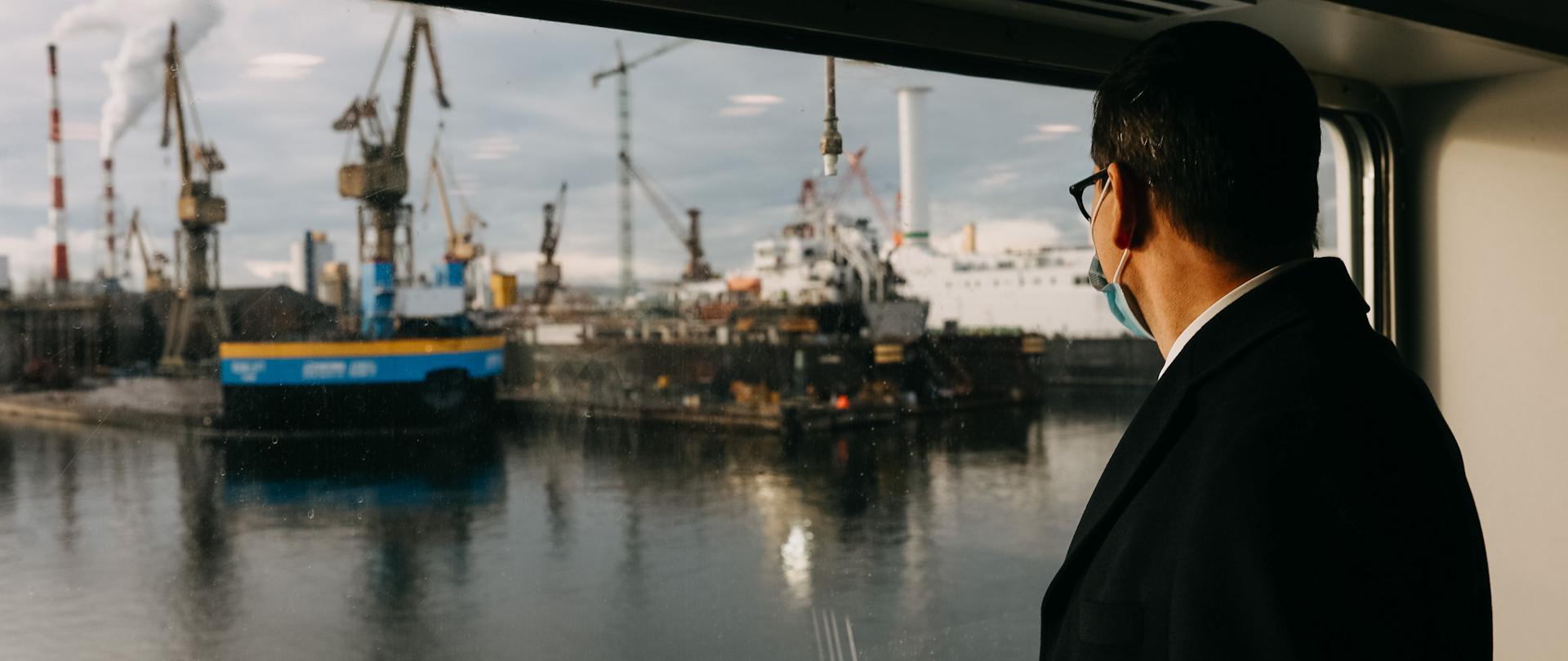 Widok zza premiera na morze.