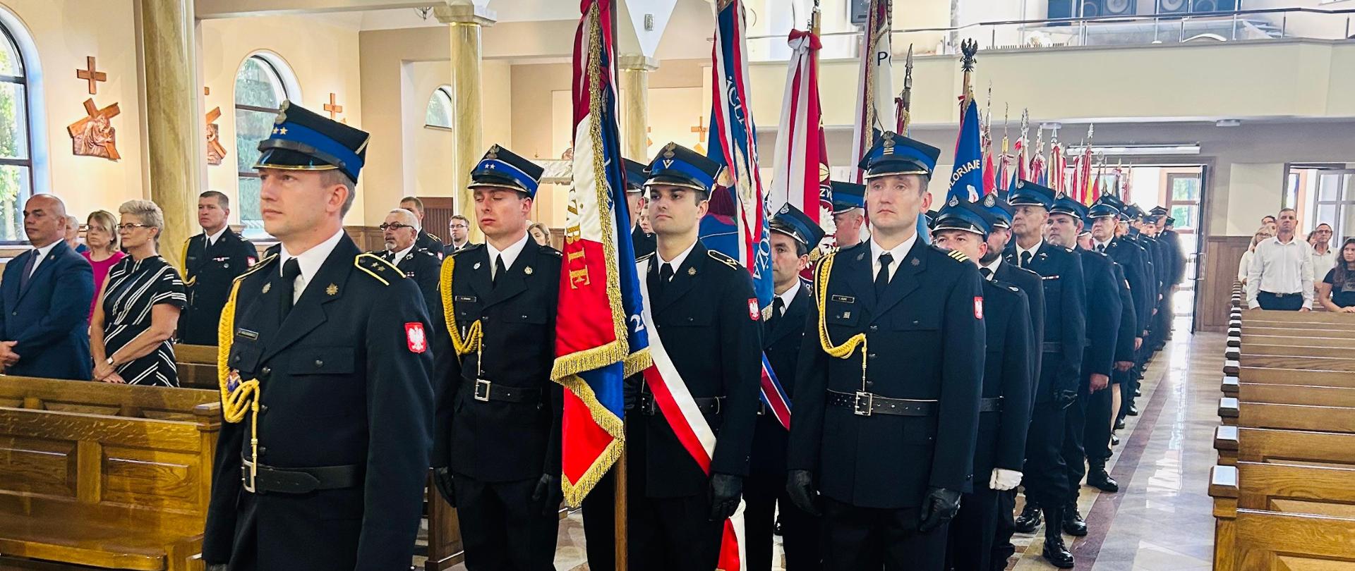 Poczy sztandarowe w kościele