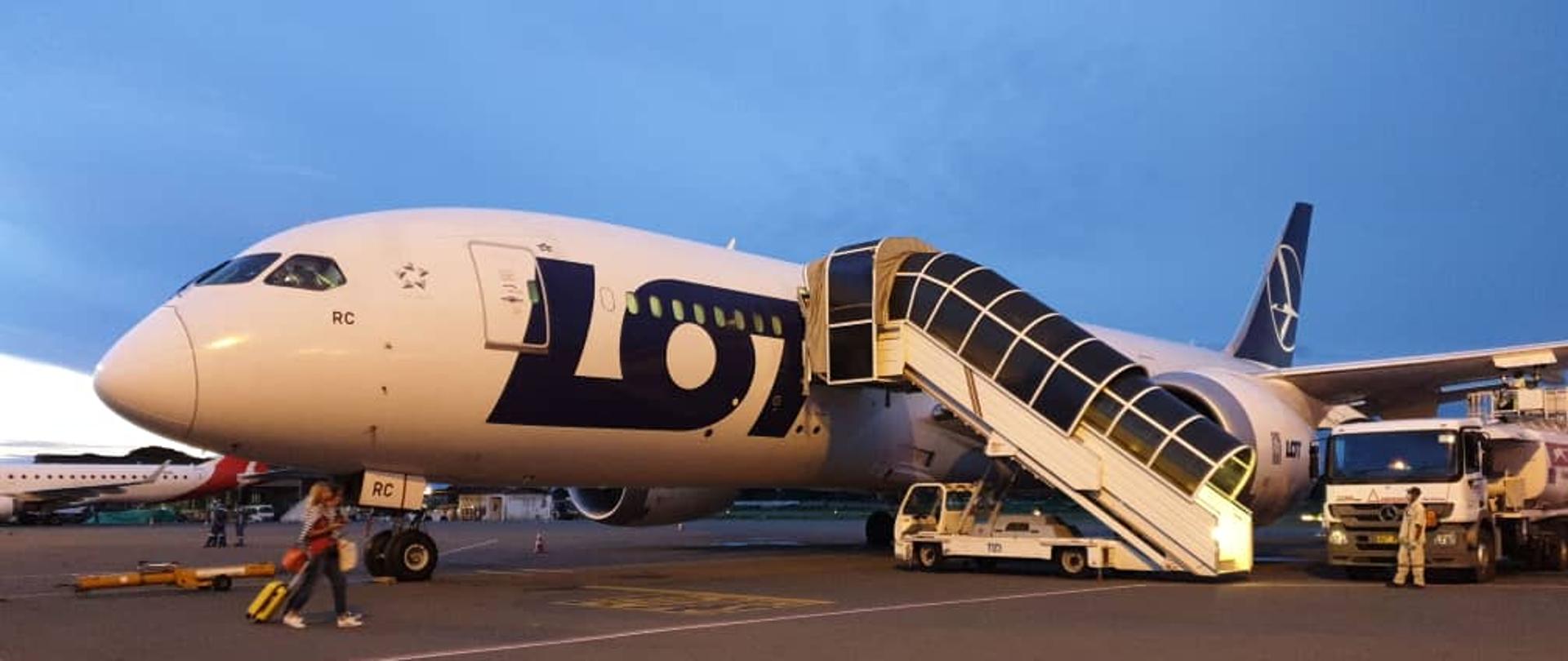 LotDoDomu_z_Zanzibaru_0