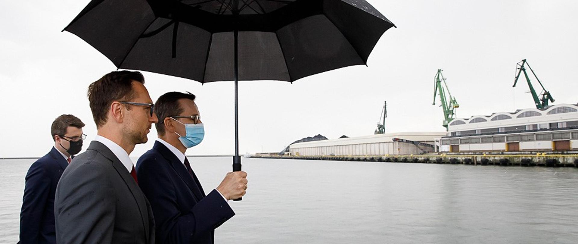 Premier i minister Buda pod parasolem.