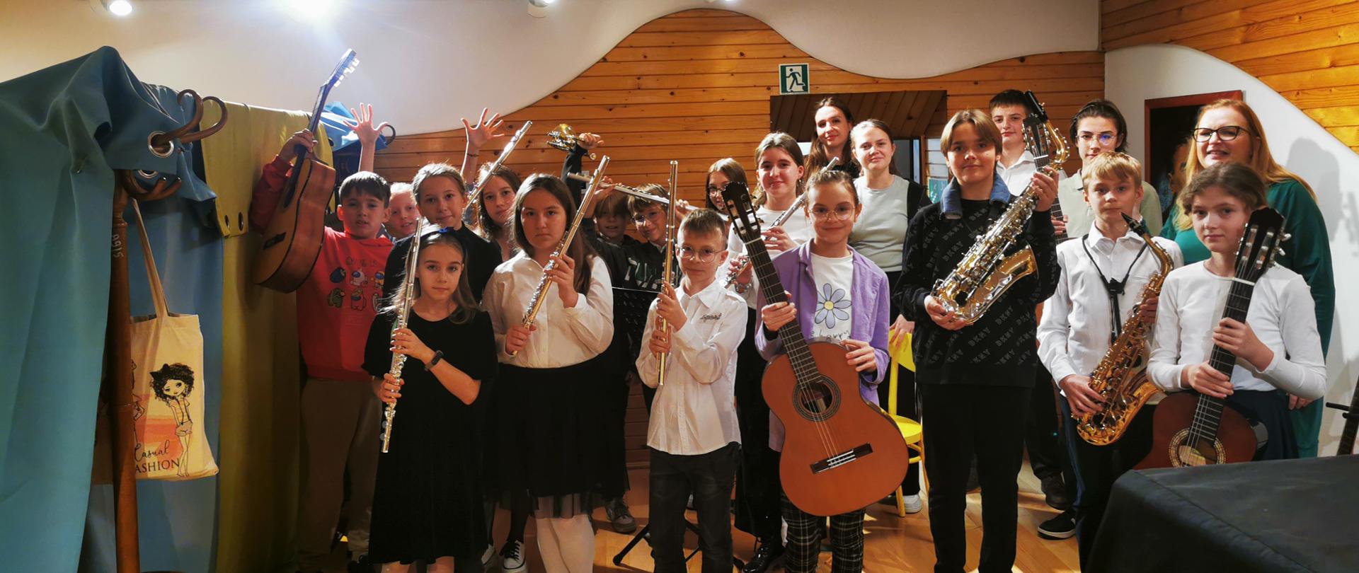 zdjęcie grupowe uczniów z instrumentami