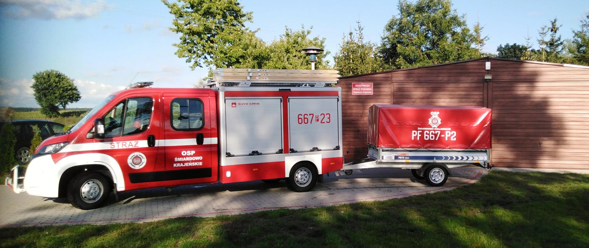 Widok remizy z pojazdem i przyczepą