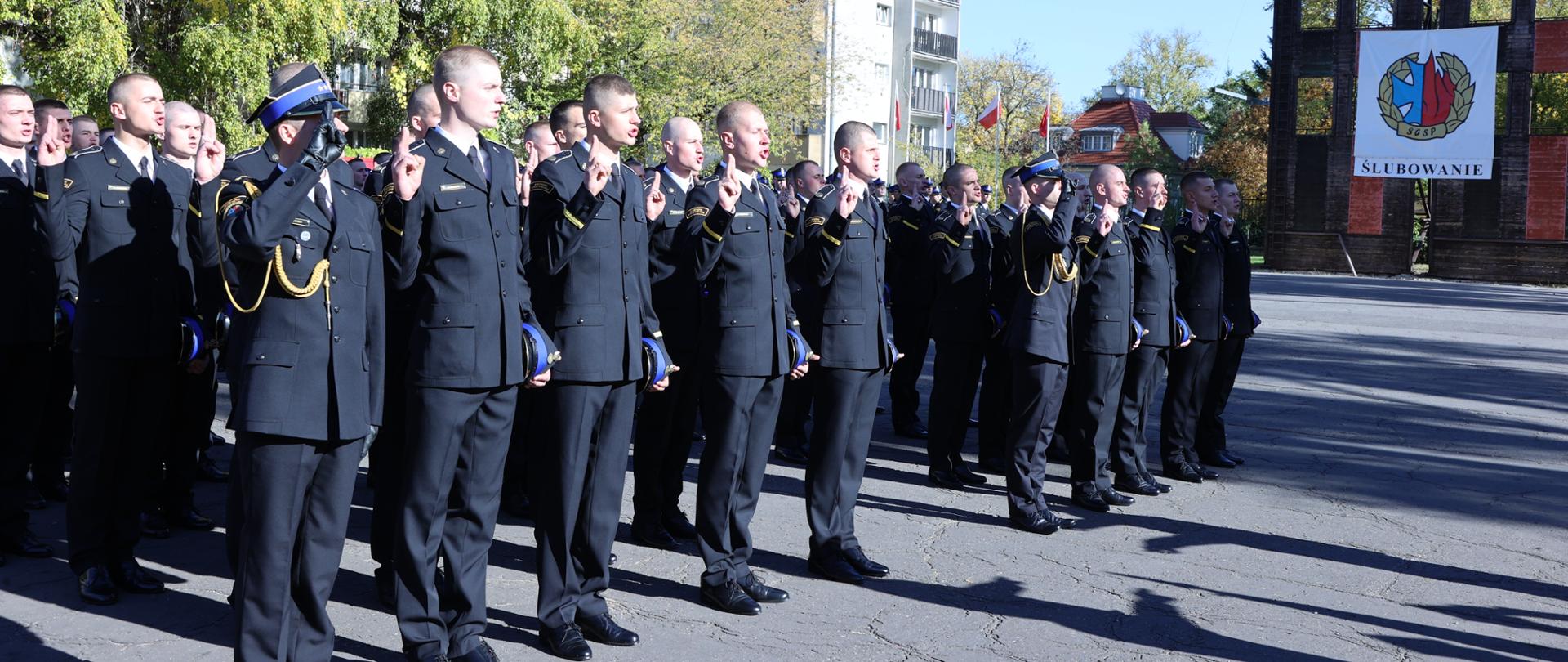 Ślubowanie studentów (podchorążych) stojących w kolumnie na placu