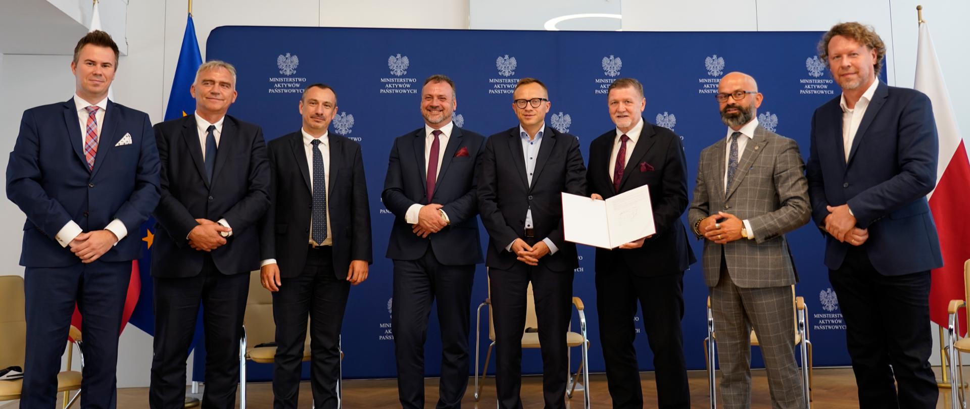 Uczestnicy spotkania pozują do wspólnego zdjęcia