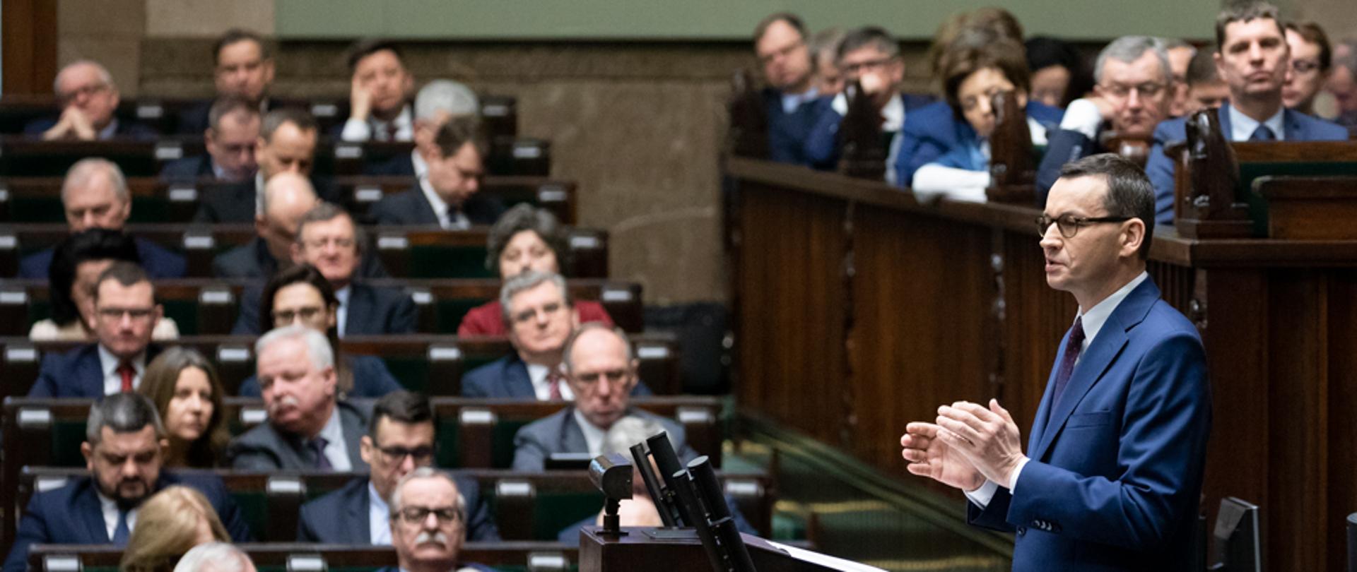 Premier Mateusz Morawiecki podczas przemówienia w Sejmie.