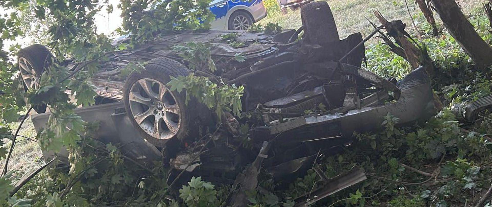 Samochód na dachu w rowie