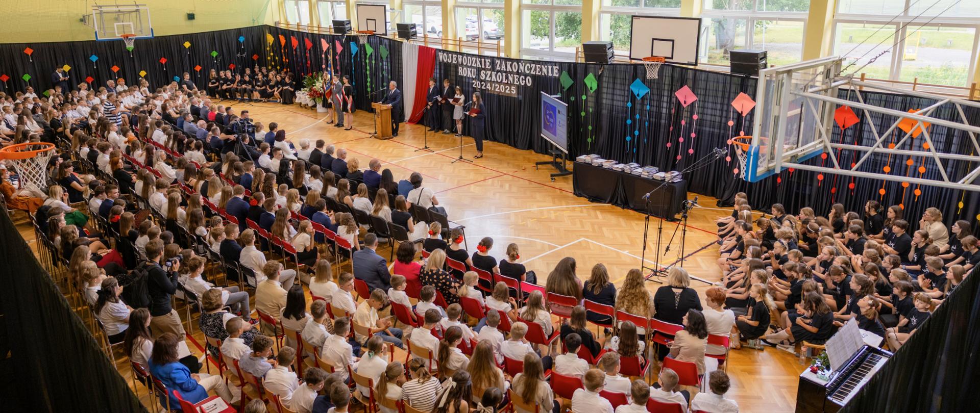 Wojewódzkie Zakończenie Roku Szkolnego 2024/2025 odbyło się w Zespole Szkół Ogólnokształcących numer 1 w Łodzi 