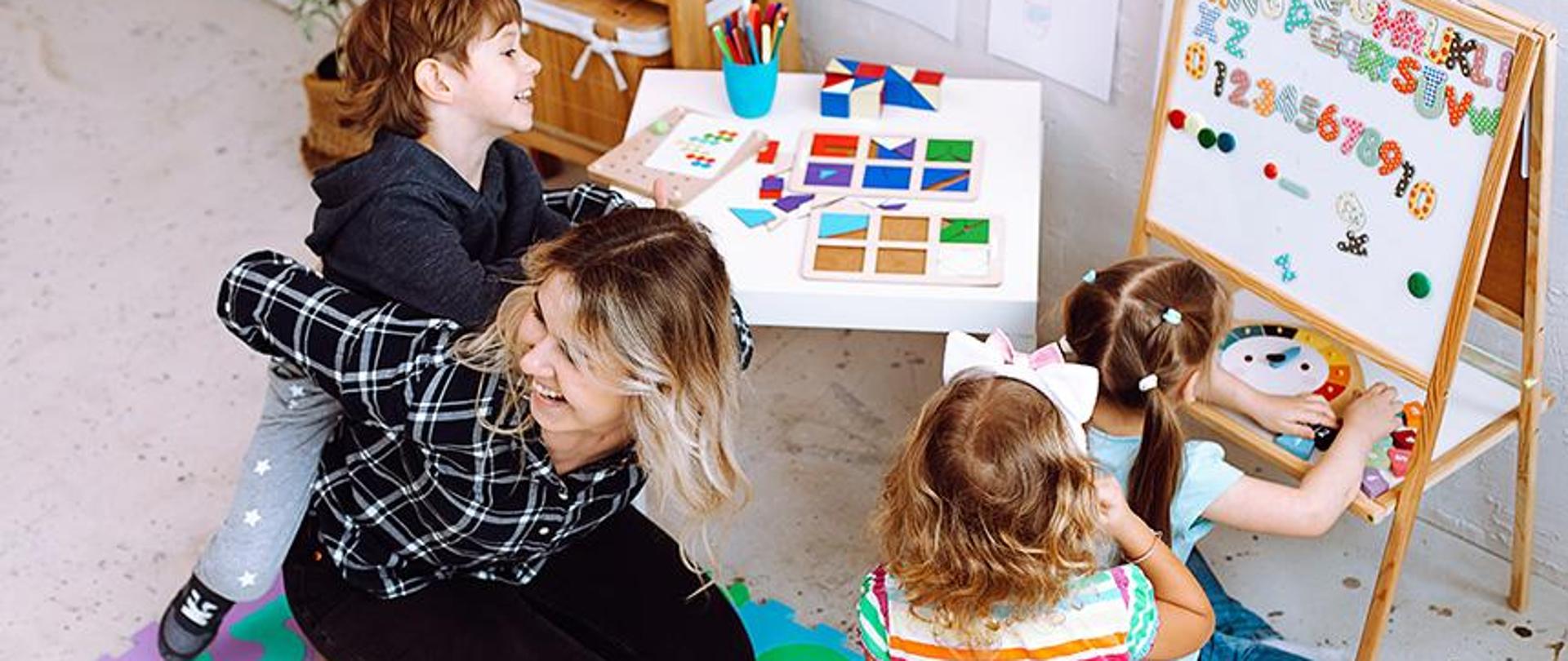 Kobieta bawiąca się z dziećmi