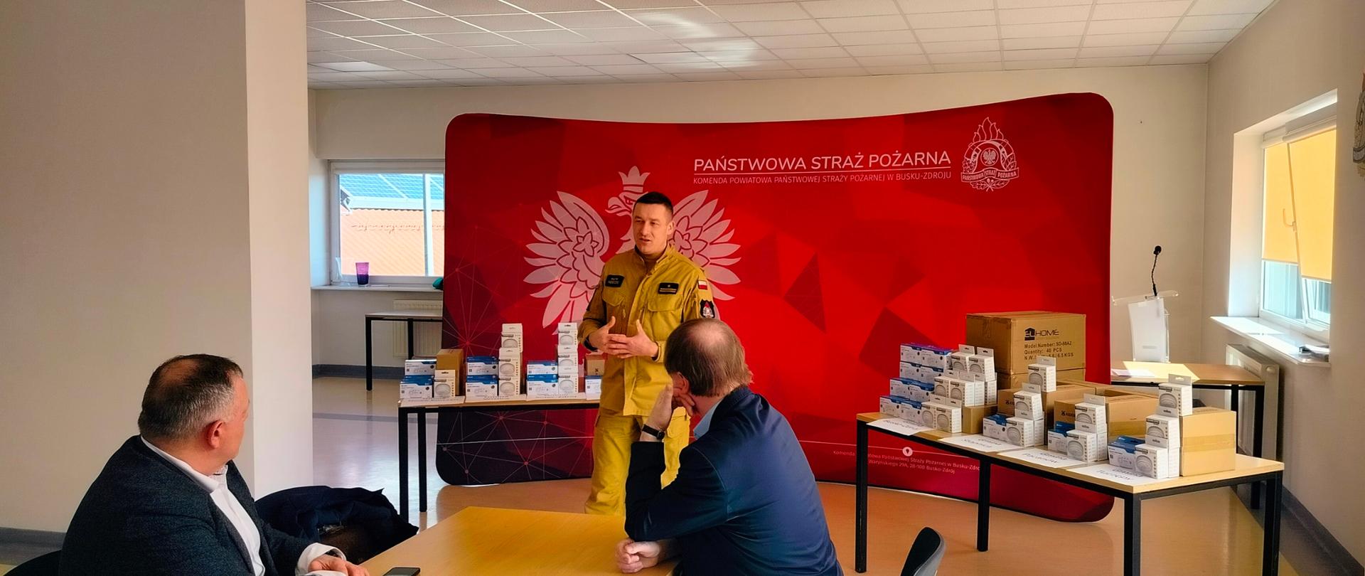 Przekazanie czujek dla samorządów.