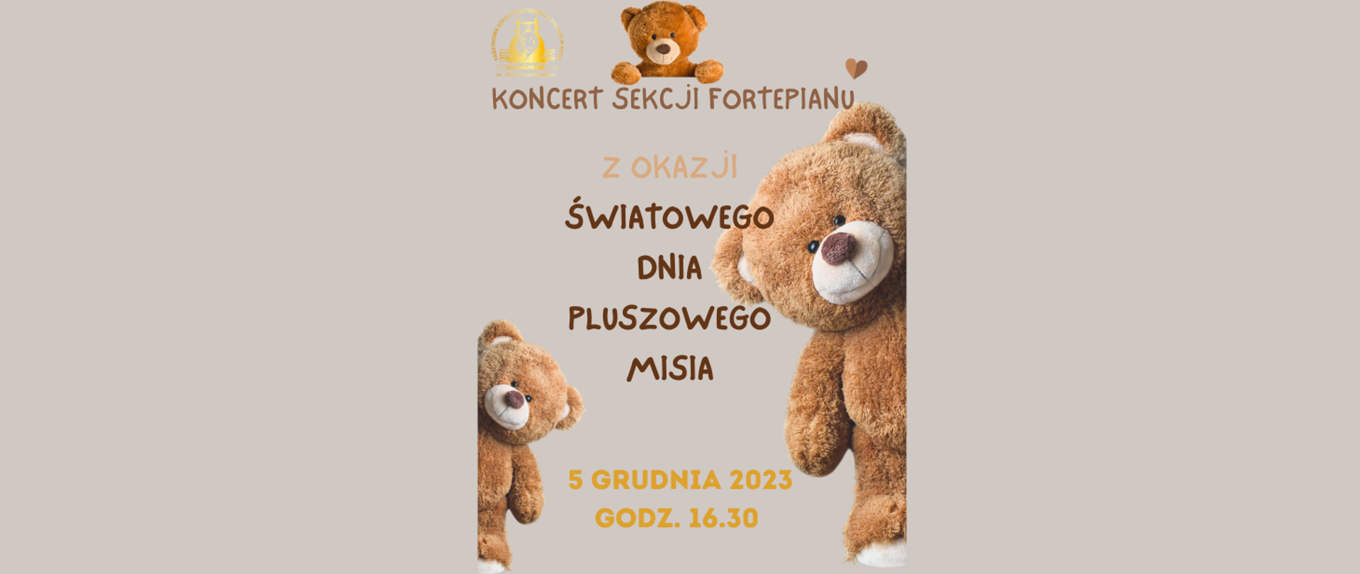 Jasne szare z lewej strony w górnym rogu złoty logo szkoły transparentne trzy misie typu Teddy Bear na górze z prawej i z lewej strony wyglądają zza krawędzi kolorowe napisy kolor brązowy i odcienie tekst koncert sekcji fortepianu Z okazji światowego dnia pluszowego misia 5 grudnia 2023 godzina 16:30