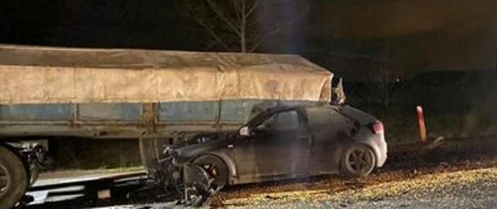 osobówka pod przyczepą