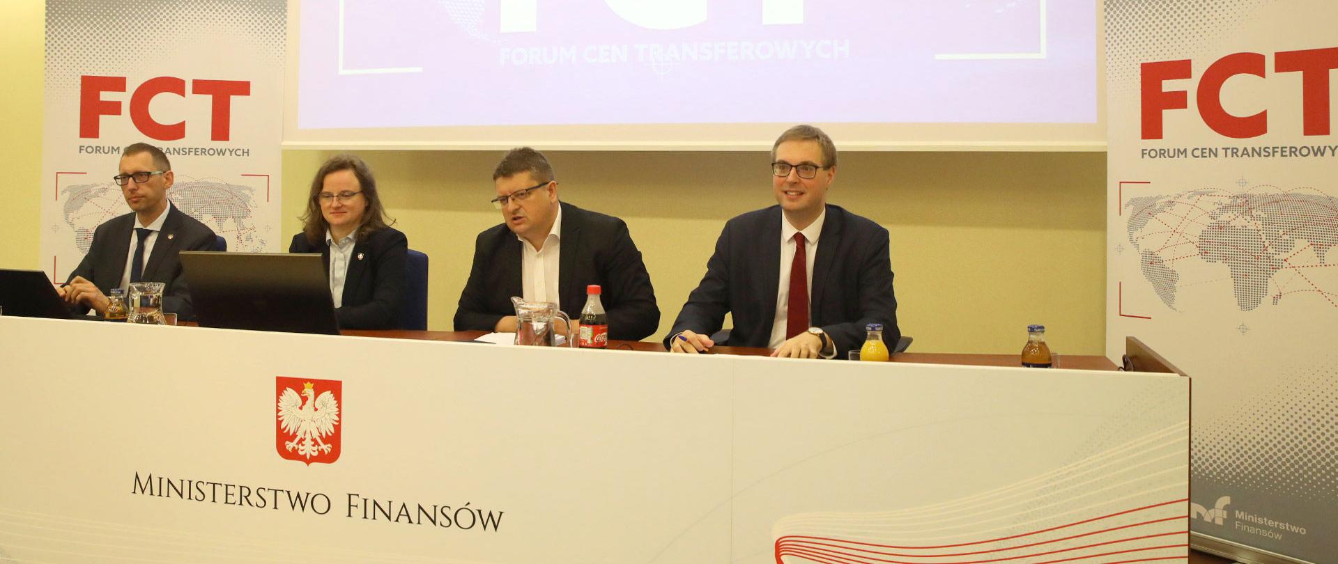 Prelegenci przy stole prezydialnym na Forum Cen Transferowych.