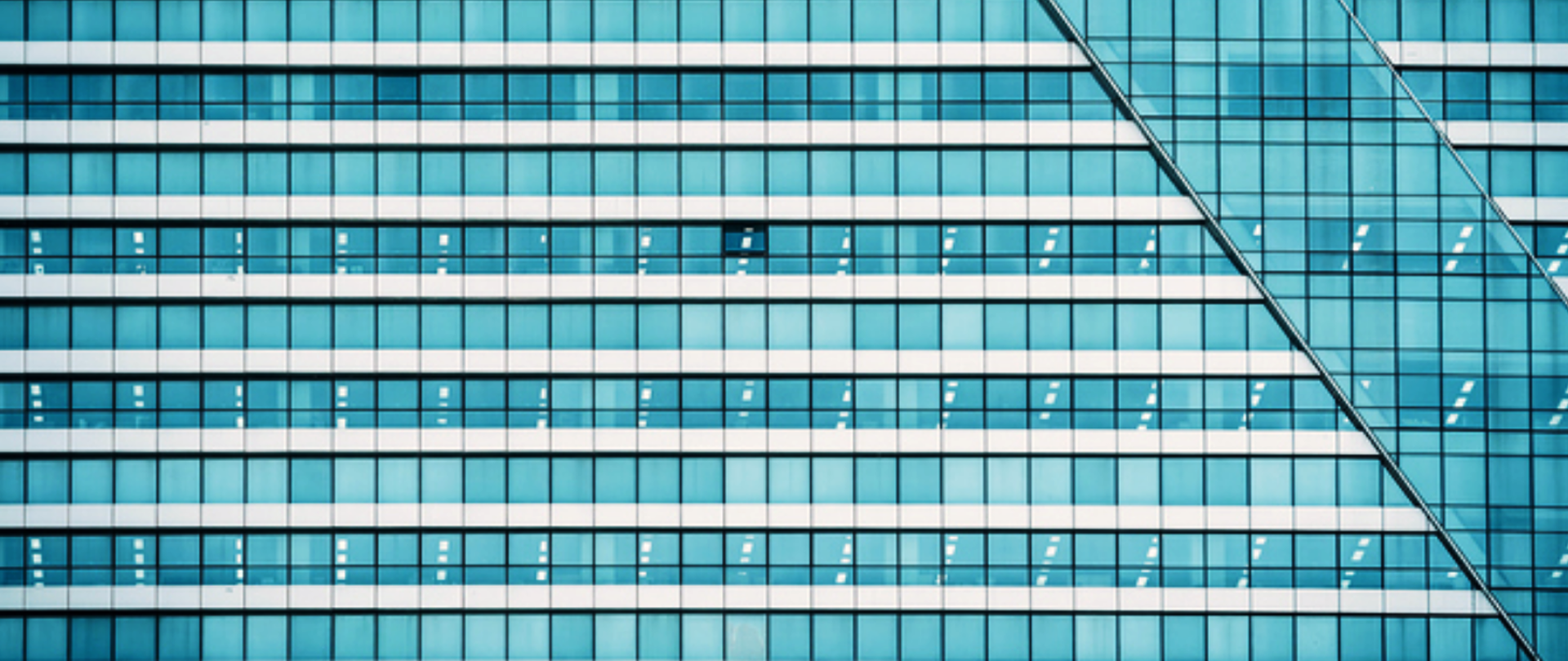 zdjęcie symboliczne - budynek ze szklaną elewacją