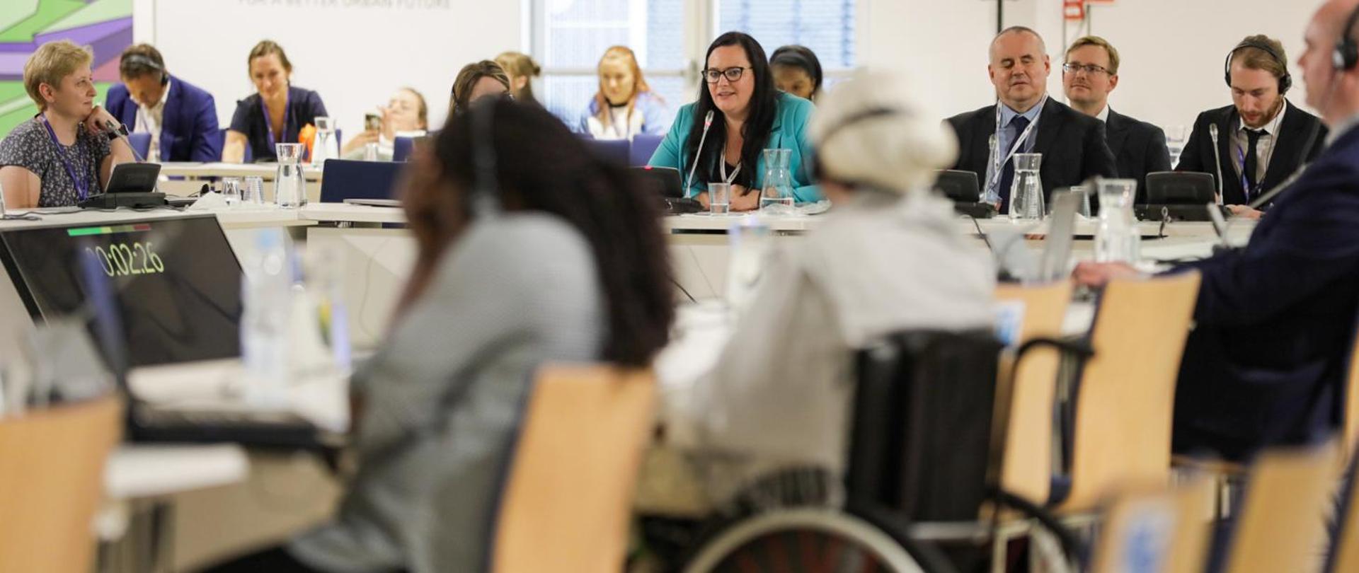 Okrągły stół ds. Osób z Niepełnosprawnościami - wiceminister funduszy i polityki regionalnej Małgorzata Jarosińska-Jedynak podczas spotkania okrągłego stołu ds. Osób z niepełnosprawnościami (pośrodku zdjęcia) wraz z uczestnikami spotkania