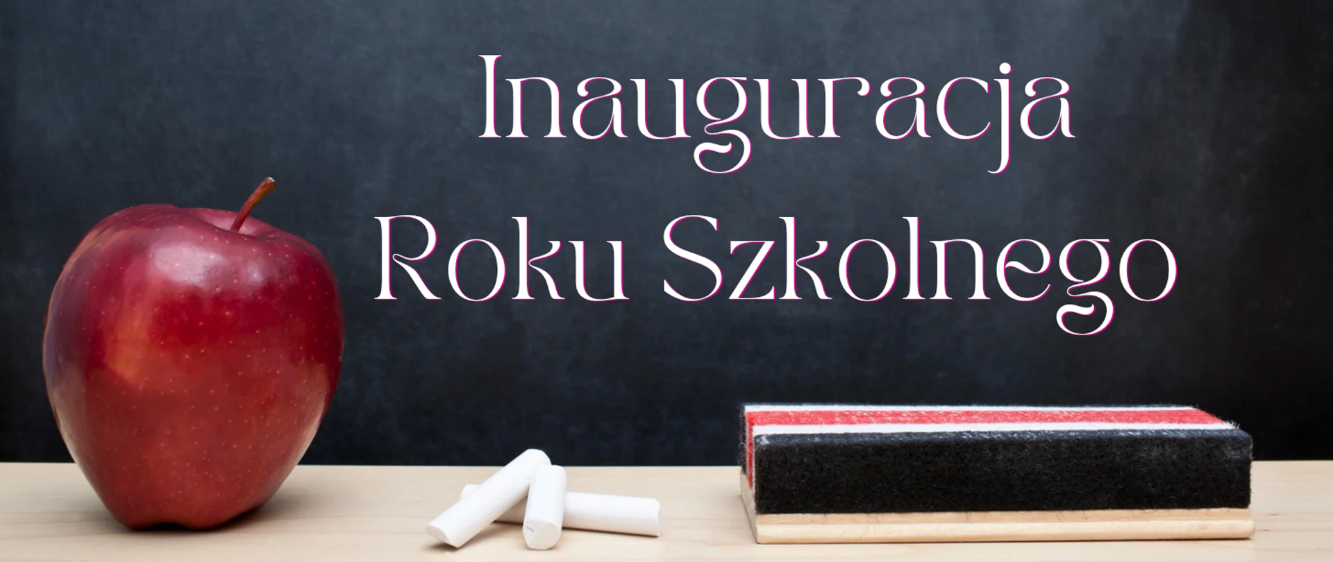 Na dole zdjęcie jabłka, kredy do tablicy oraz gąbki do tablicy na tle grafitowej tablicy oraz biały napis Inauguracja Roku Szkolnego