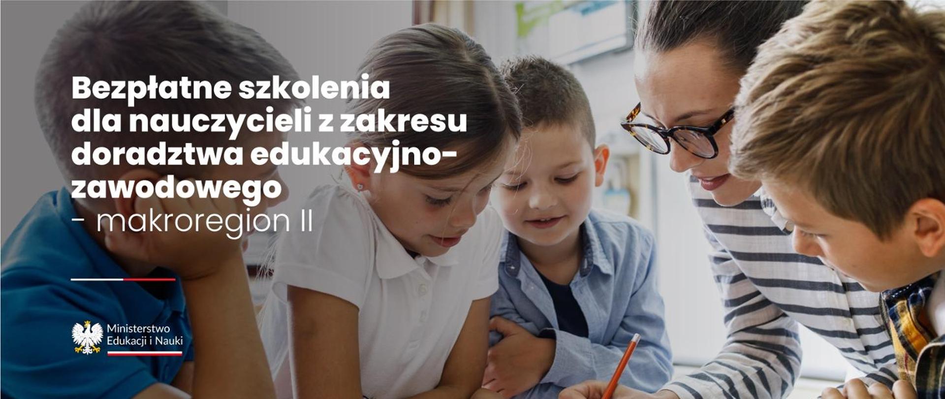 Czwórka dzieci i trzymająca ołówek kobieta w okularach nachylają się nad stołem, obok napis Bezpłatne szkolenia dla nauczycieli z zakresu doradztwa edukacyjno-zawodowego.