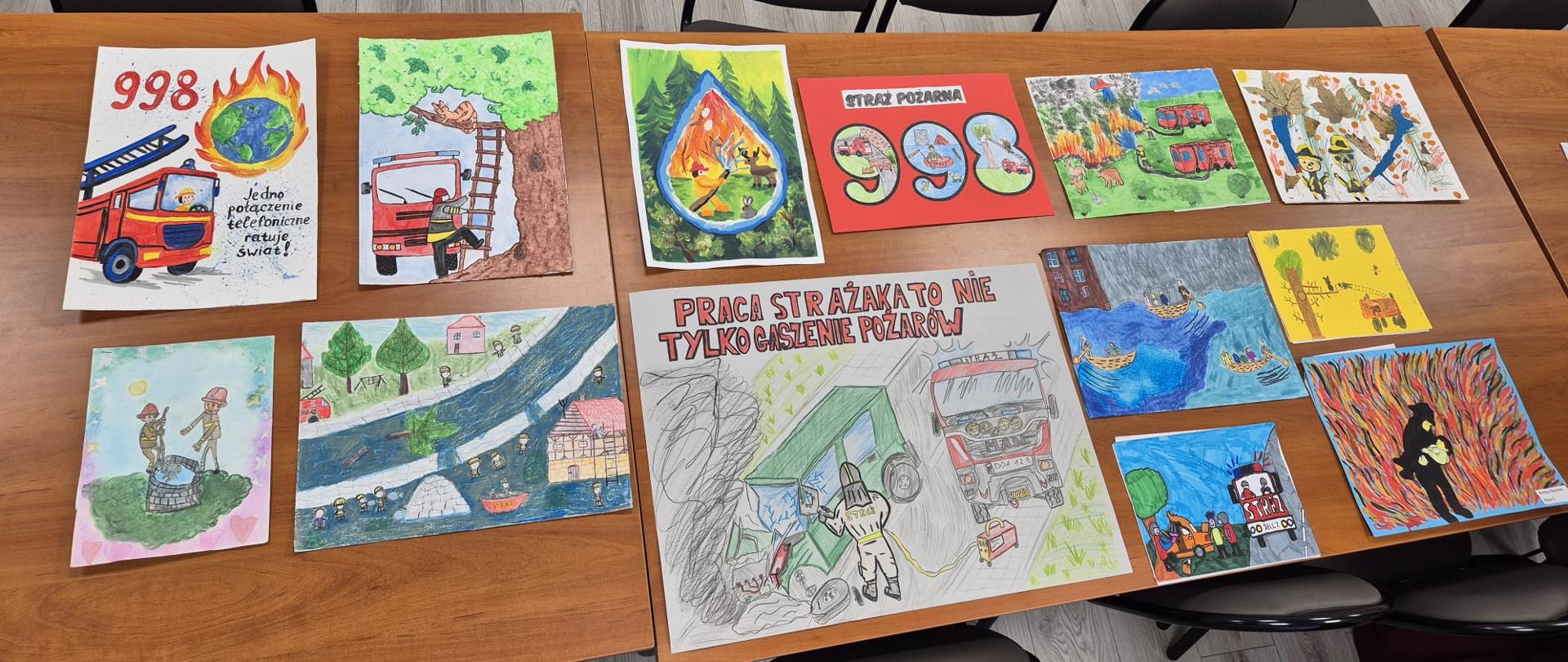 Prace plastyczne ułożone na stole