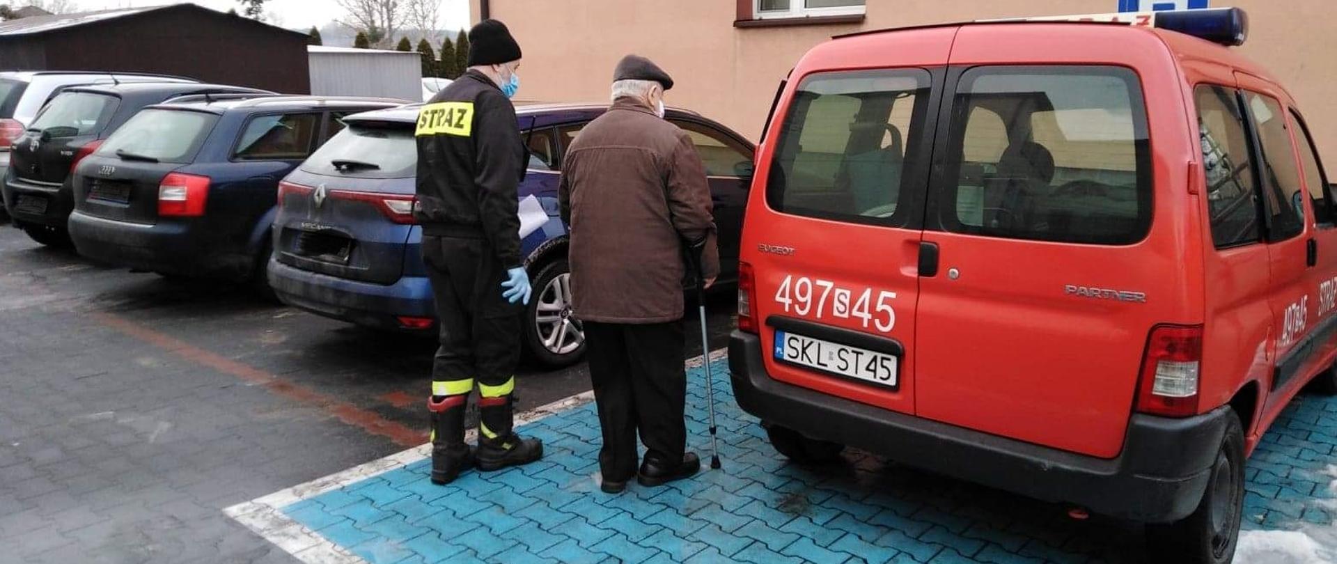 Zdjęcie przedstawia strażaków OSP z terenu powiatu kłobuckiego którzy wykonali pierwsze dowozy seniorów do punktów szczepień.