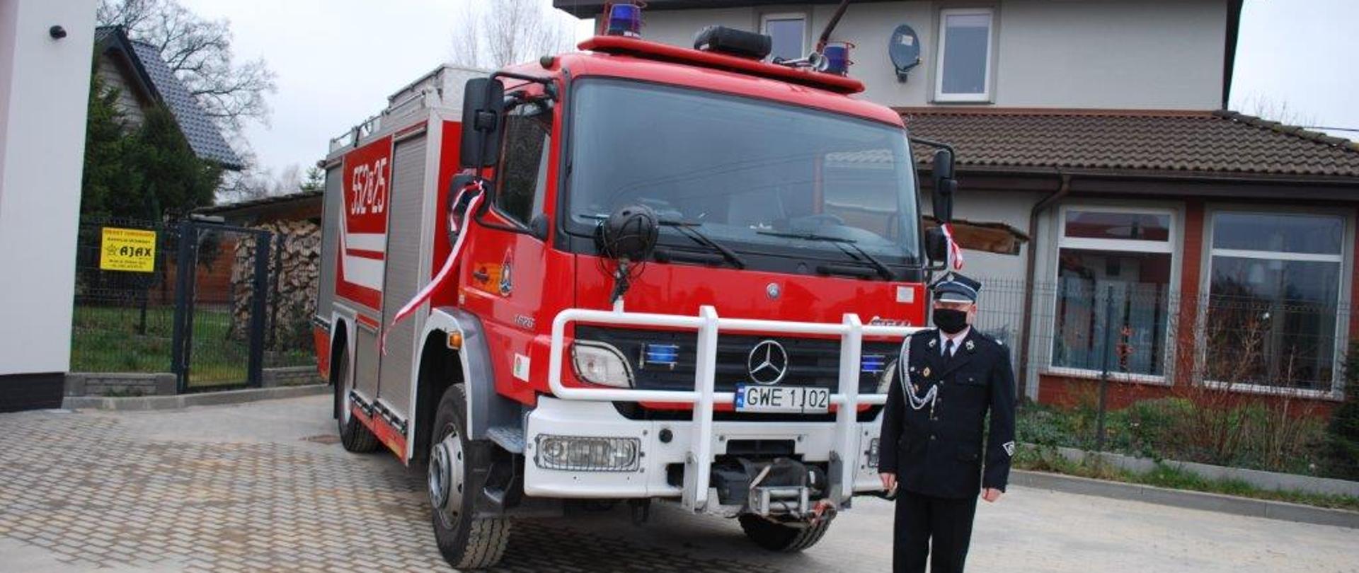 Zdjęcie przedstawia samochód ratowniczo-gaśniczy przekazany dla OSP Orle.