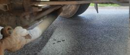 Wyciek oleju z silnika samochodu ciężarowego na jezdnię.