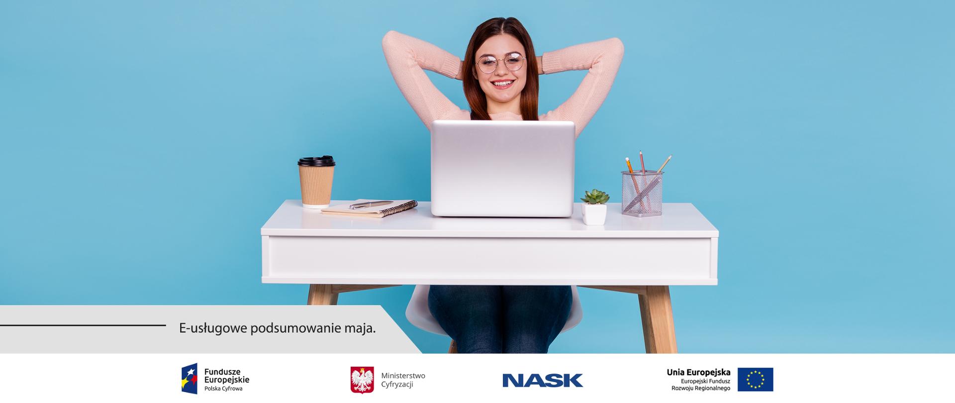 Grafika. Uśmiechnięta kobieta siedzi przed laptopem. Poniżej napis: E-usługowe podsumowanie maja. 