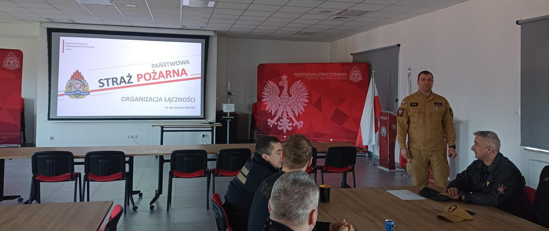 Na zdjęciu widoczni są strażacy w trakcie szkolenia z zakresu organizacji łączności