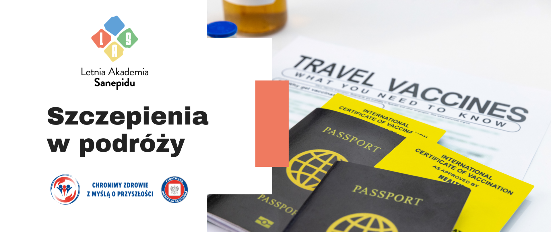 Po prawej stronie znajdują się paszporty z których wystaje żółty międzynarodowy certyfikat szczepień. Po lewej stronie znajduje się logo Państwowej Inspekcji Sanitarnej oraz Letniej Akademii Sanepidu wraz z hasłem Szczepienia w podróży.