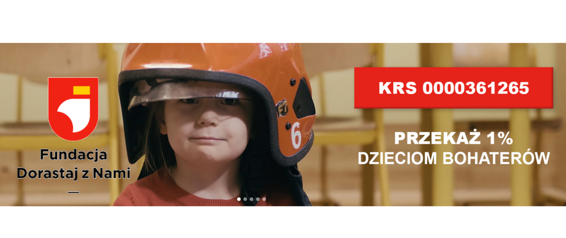Fundacja dorastaj z nami, przekaż jeden procent dzieciom bohaterów, KRS 0000361265. Na zdjęciu widać dziecko które ma na głowie strażacki hełm.