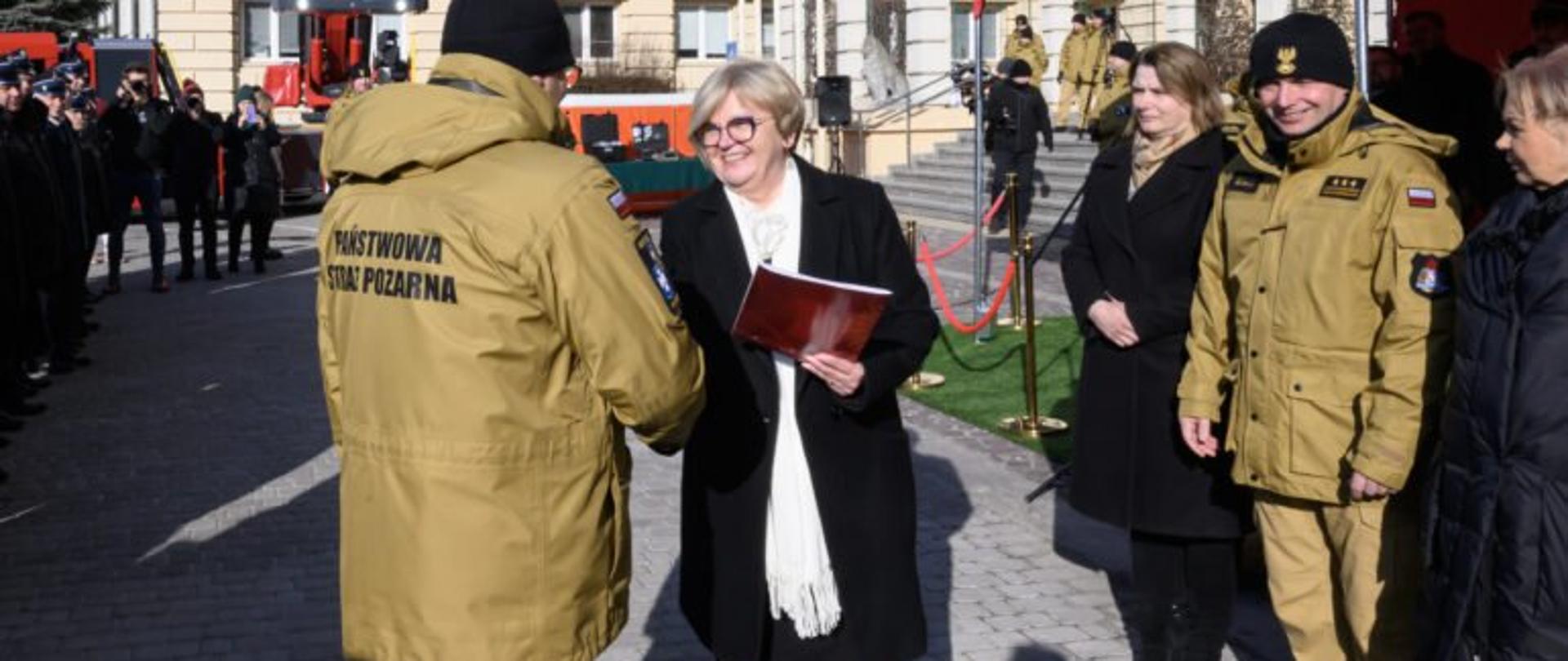 Wojewoda podkarpacki Teresa Kubas-Hul i podkarpaccy strażacy podczas uroczystości