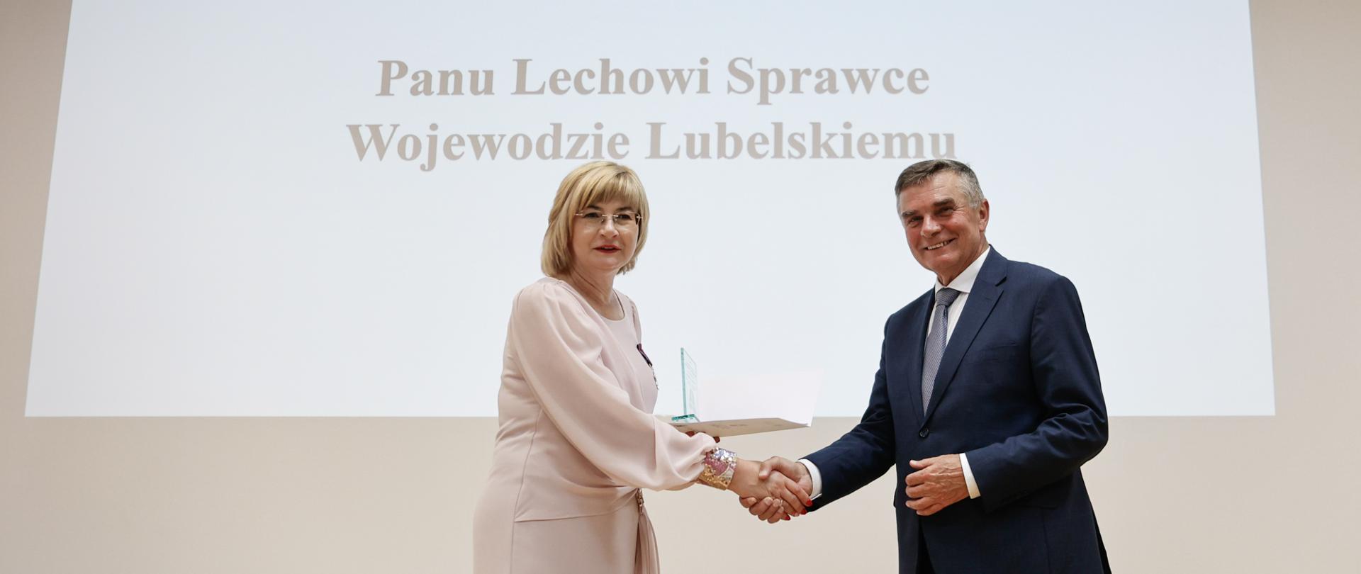 Wojewoda lubelski odbiera statuetkę podczas jubileuszu 25-lecia Wojewódzkiego Ośrodka Ruchu Drogowego w Lublinie.