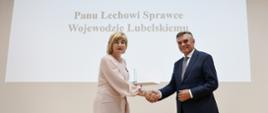 Wojewoda lubelski odbiera statuetkę podczas jubileuszu 25-lecia Wojewódzkiego Ośrodka Ruchu Drogowego w Lublinie.