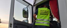 Inspektor podczas kontroli tachografu