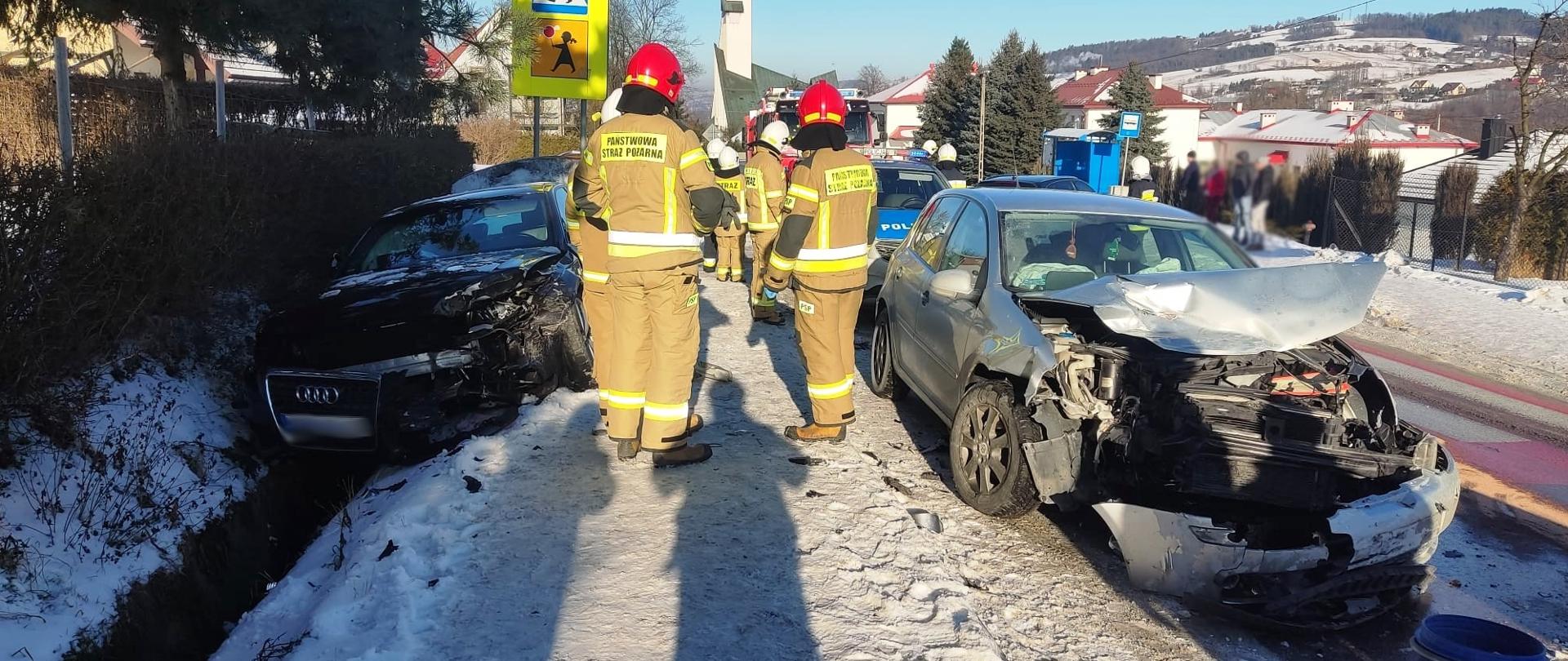 Samochody uczestniczące w zdarzeniu oraz strażacy