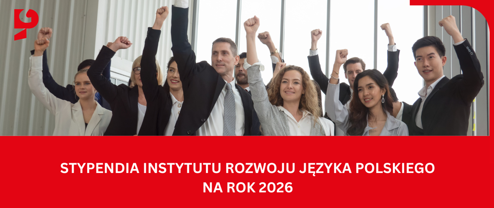 Młode osoby z triumfalnie podniesionymi rękami