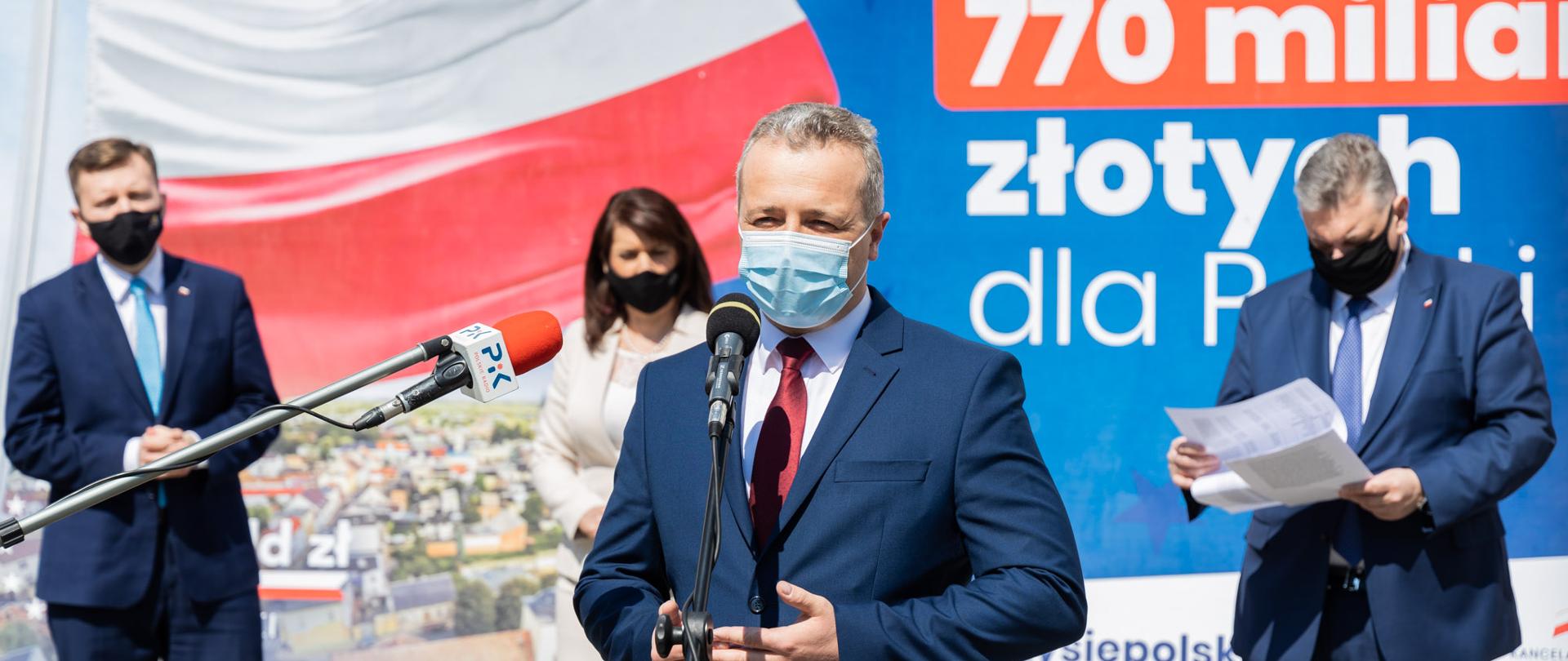 konferencja prasowa, mówi wojewoda Mikołaj Bogdanowicz