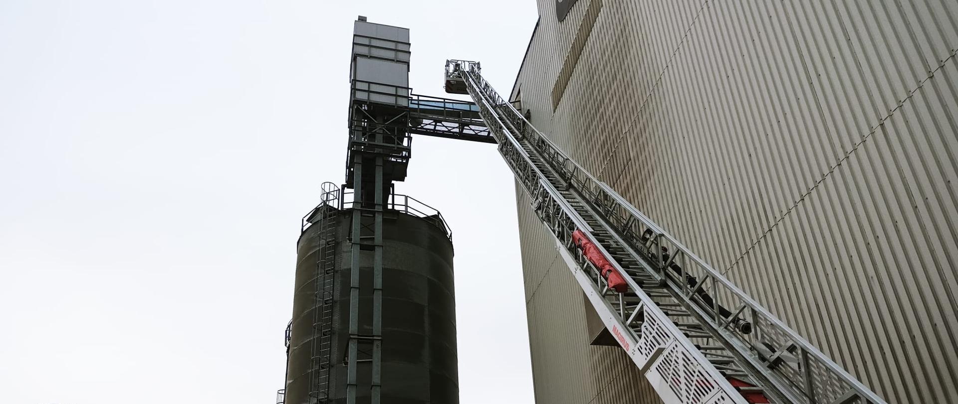 Drabina mechaniczna skierowana w stronę silosa.