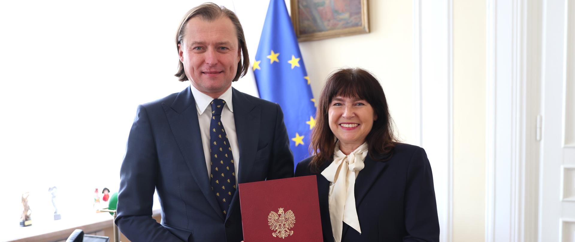 Na zdjęciu widać kobietę i mężczyznę