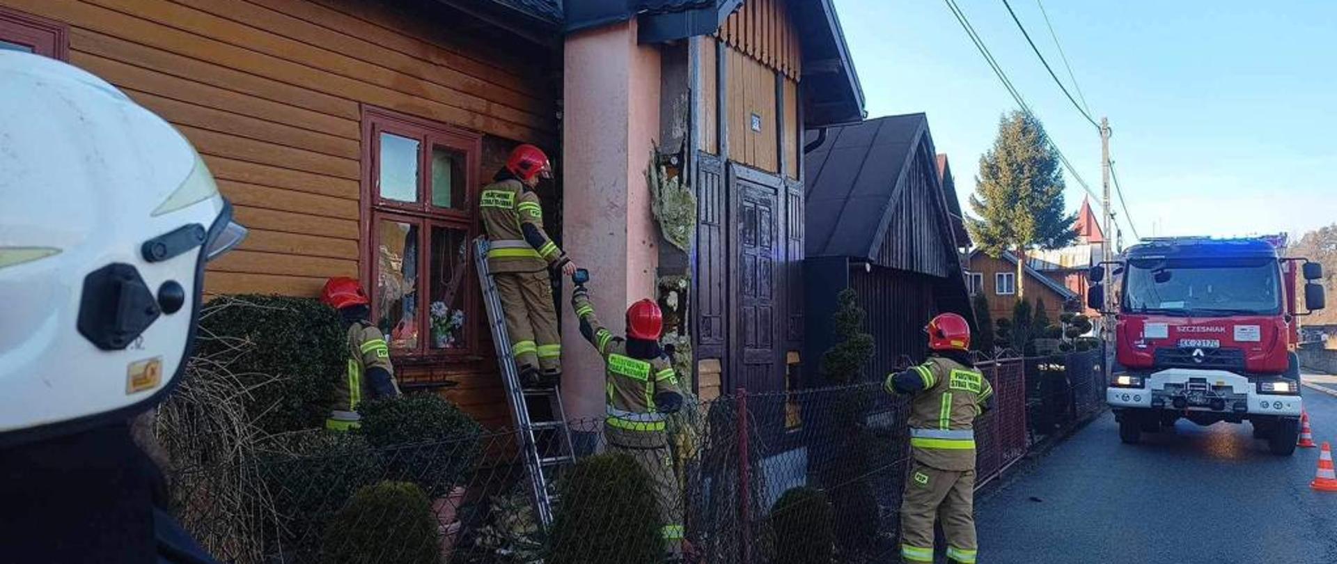 Strażacy prowadzą działania przy kominie