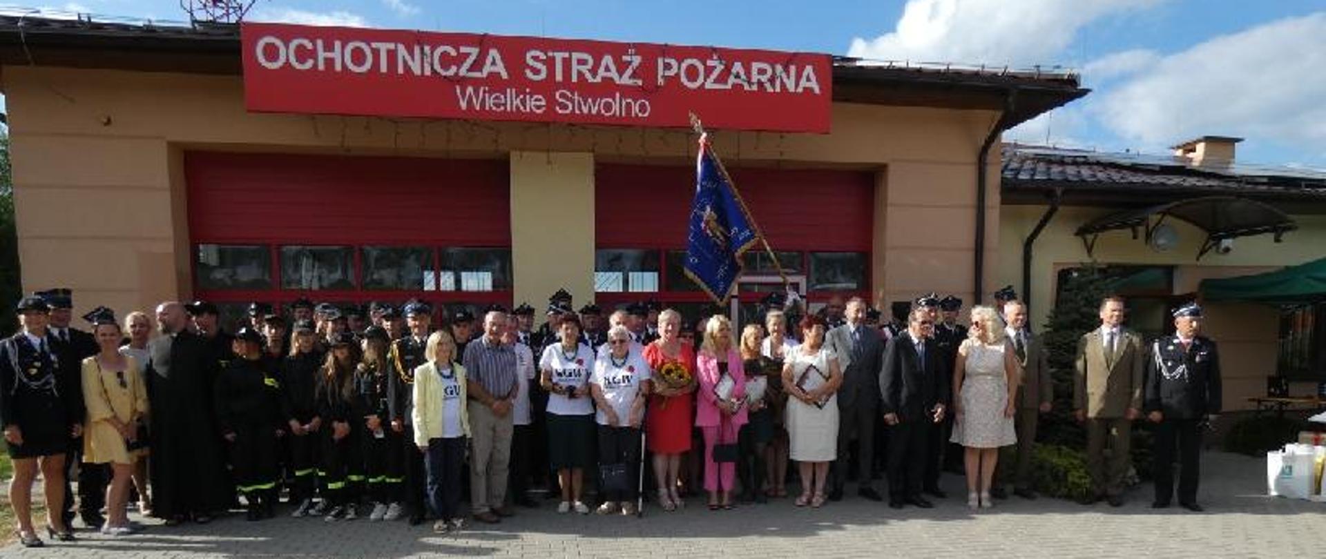 Na zdjęciu druhowie i zaproszeni goście podczas obchodów 75 lecia Ochotniczej Straży Pożarnej w Wielkim Stwolnie