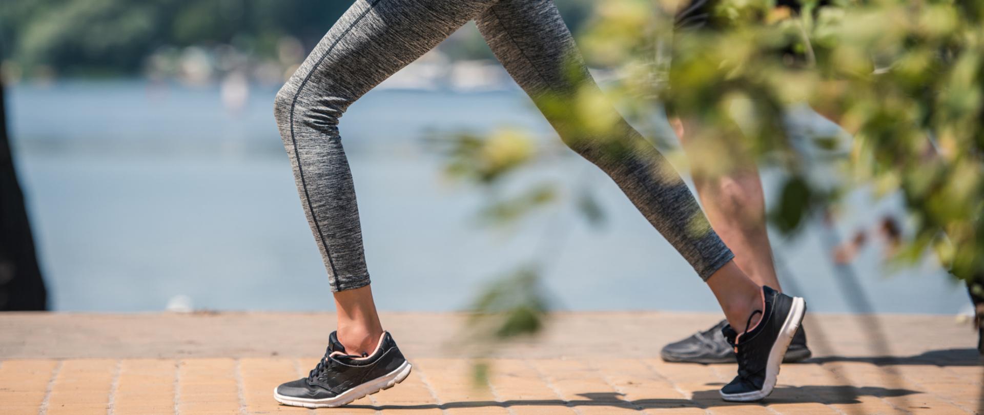 Na zdjęciu widoczna jest kobieta i mężczyzna podczas biegu.
