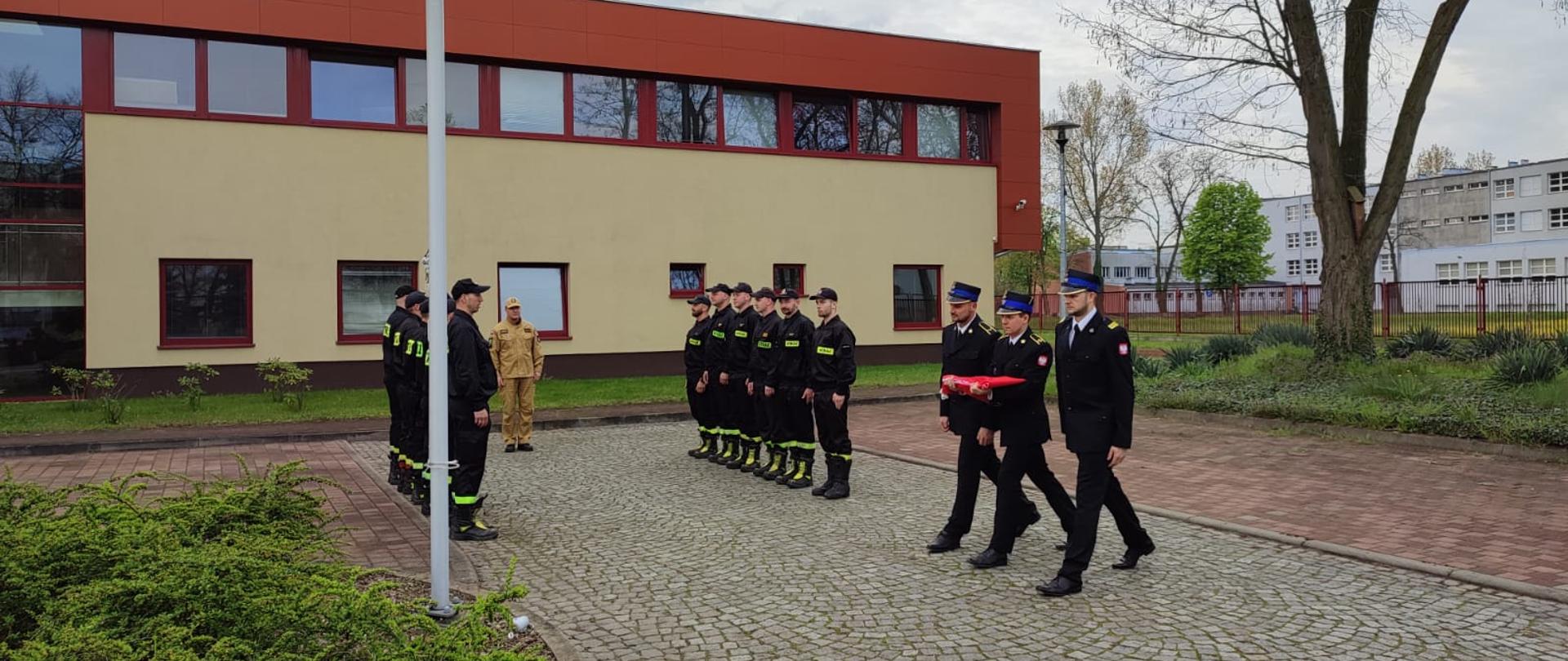 Dzień Flagi Rzeczypospolitej Polskiej to święto ustanowione przez Sejm w 2004 roku na mocy nowelizacji ustawy o godle, barwach i hymnie Rzeczypospolitej. Ma ono propagować szacunek do polskiej flagi, wzmacniać wiedzę o polskich symbolach narodowych, a także promować postawy patriotyczne.