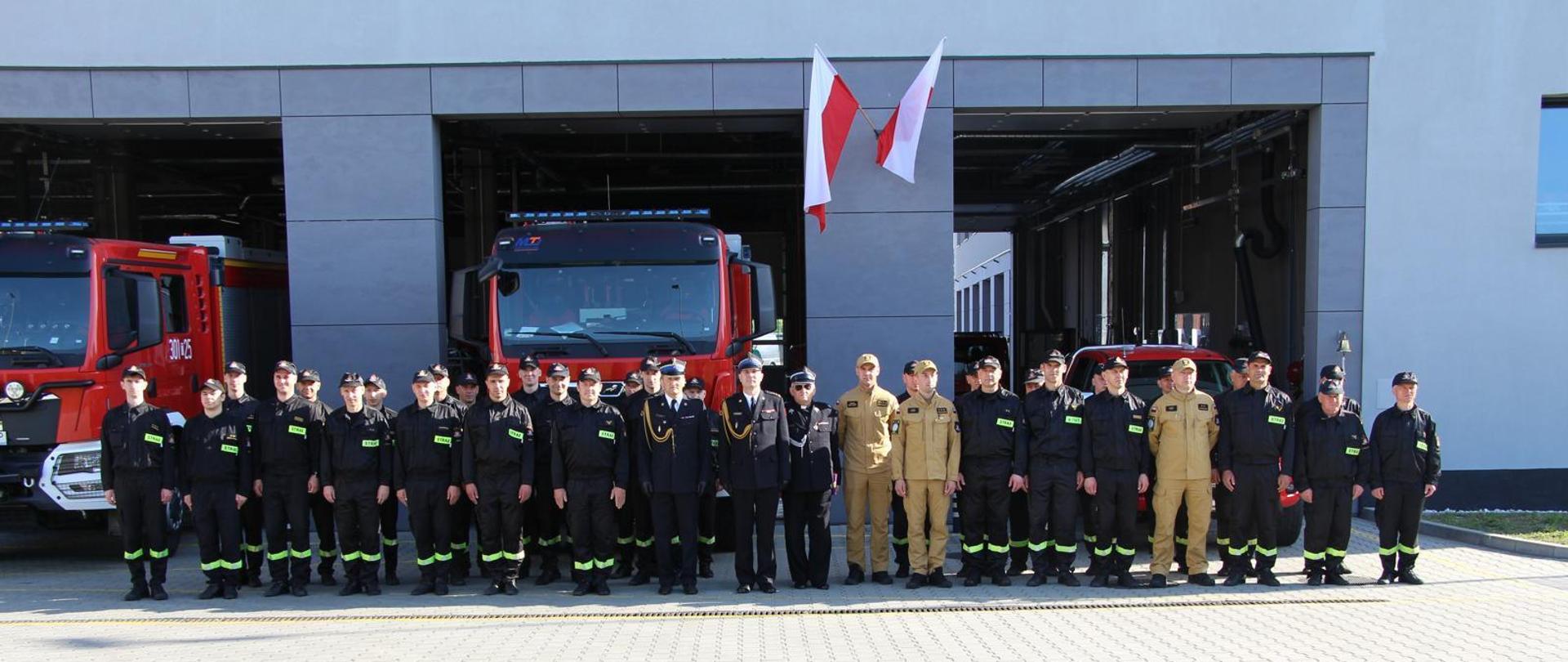 Dzień strażaka przed JRG 1 Kielce. Strażacy na zbiórce przed jednostką. 