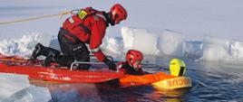 Ćwiczenia z ratownictwa wodnego na zamarzniętym jeziorze Domowym Dużym 
