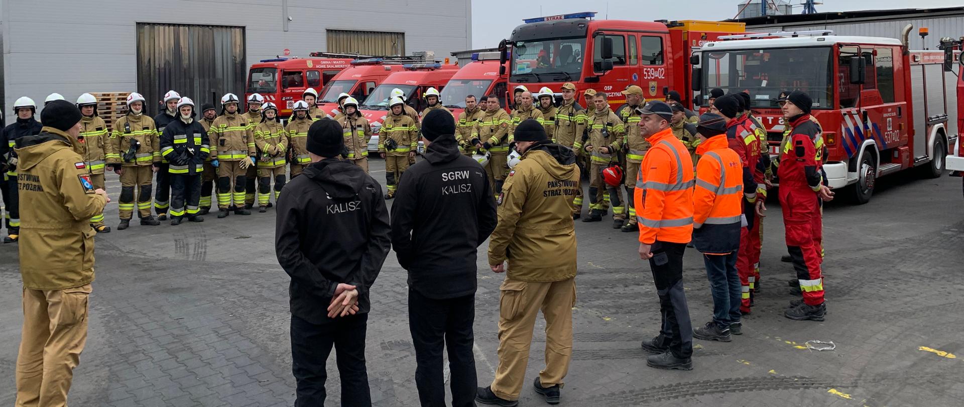 Strażacy podsumowujący ćwiczenia